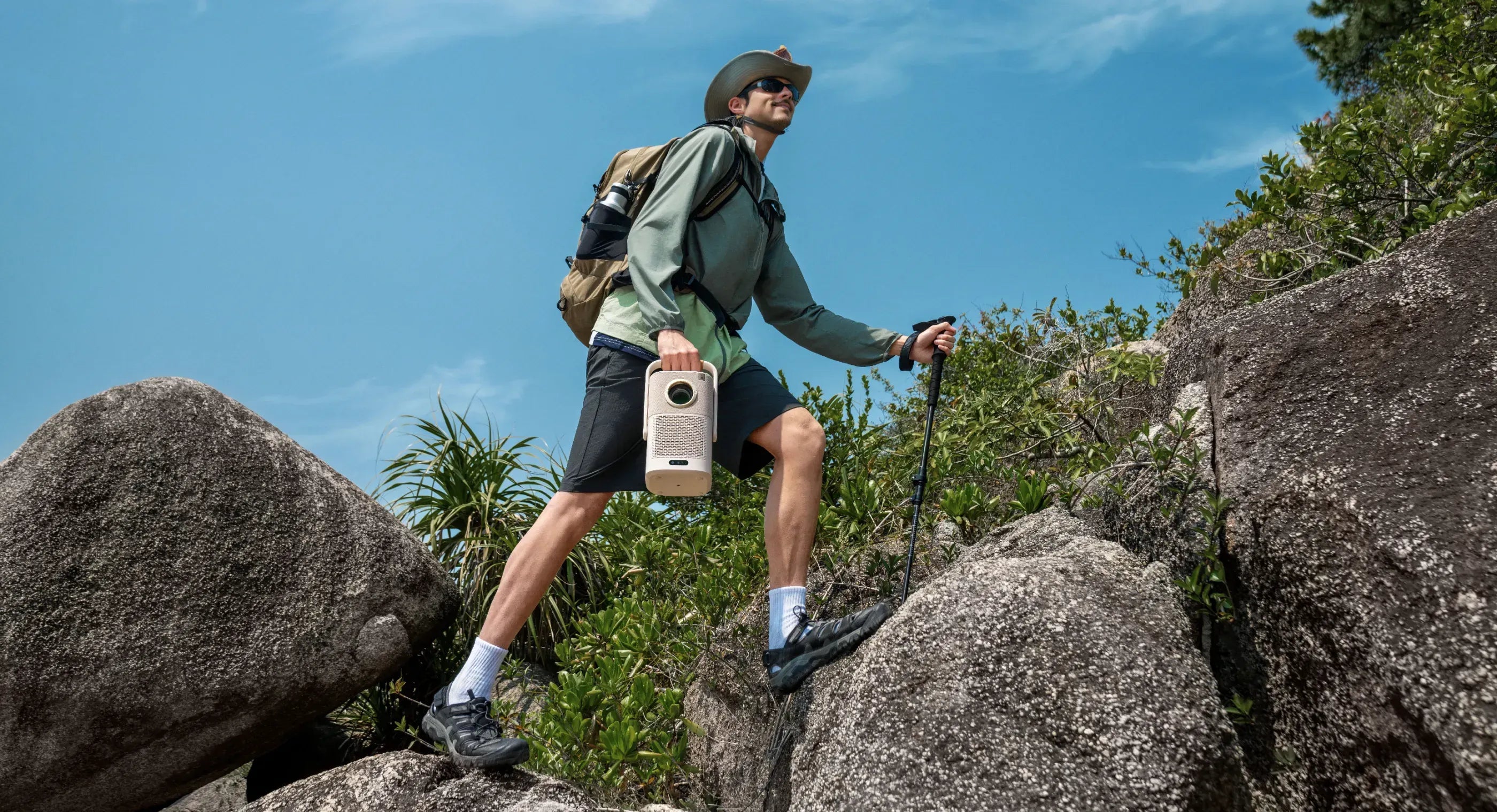 yaber t2 gtv Portable projector for mountain climbing, camping and entertainment